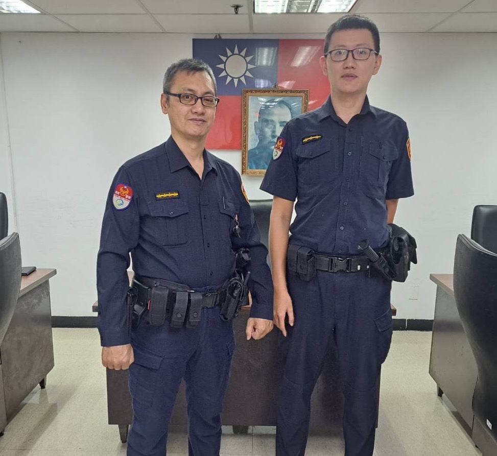 現場處理員警:小隊長胡振明(左)、警員蘇國銓(右)。(記者李健興翻攝)