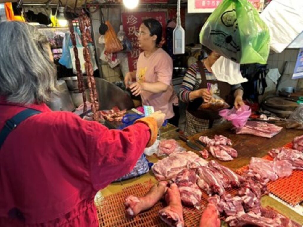 民眾領到物調券後-直接到攤商消費享優惠。(圖/台中市政府經濟發展局提供)