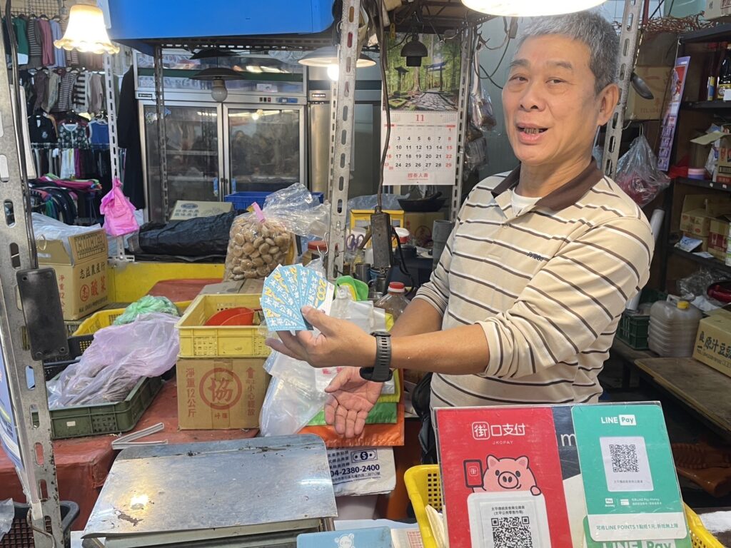 攤商歡喜收取物調券。(圖/台中市政府經濟發展局提供)