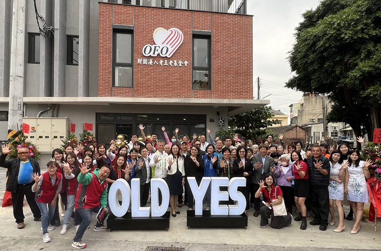 ▲老五老基金會「OLD YES大樓」溫暖由衛生福利部長期照顧司副司長吳希文（中）、雲林縣縣長秘書陳榮英（中右）、雲林縣議員江文登、莿桐鄉長廖秋蓉共同啟用雲林在地安老再進化打造社區共好的照顧。（記者劉春生攝）