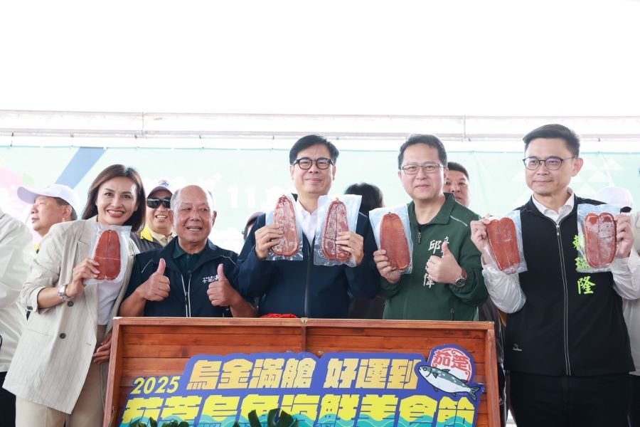 ▲市長陳其邁稱讚烏魚子搭配蜜棗風味獨特,堪稱「高雄之光」。