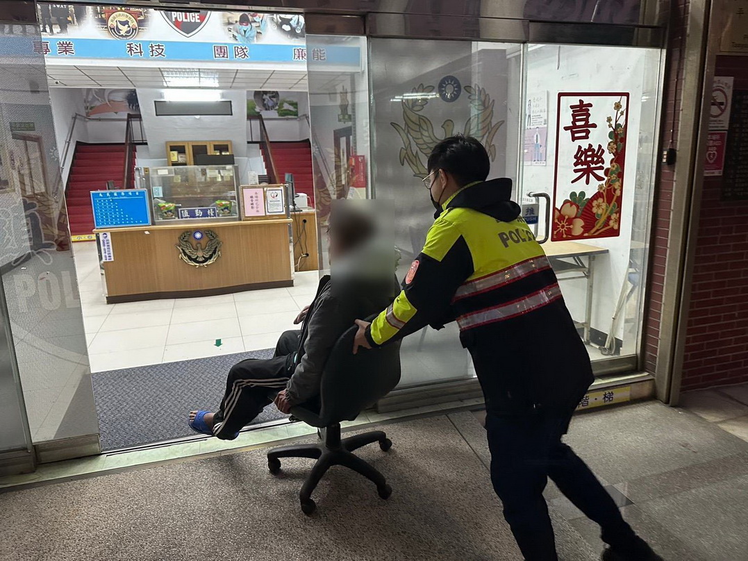 思親跨縣市迷路 平鎮分局暖警細心照護老翁返家