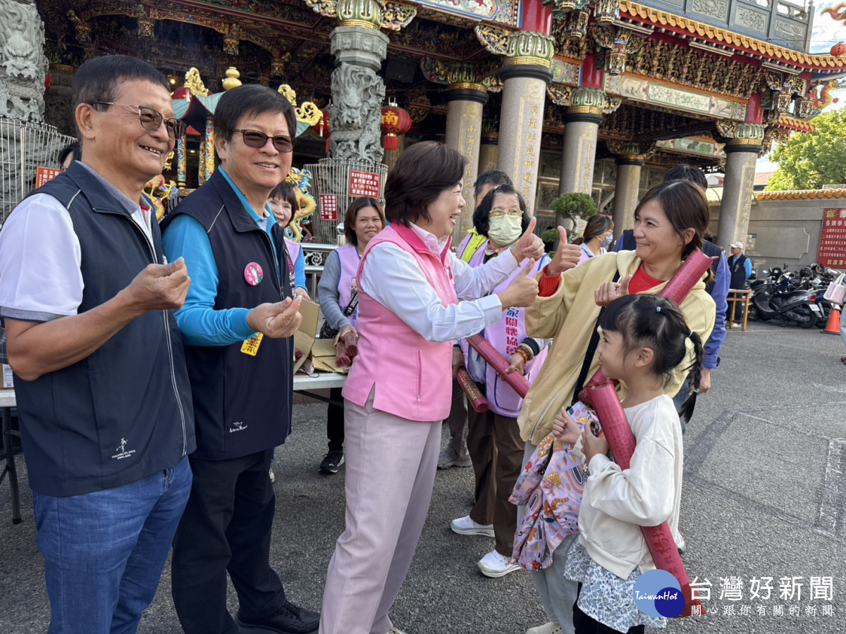 民眾領取水果月曆，並按讚肯定楊瓊瓔。