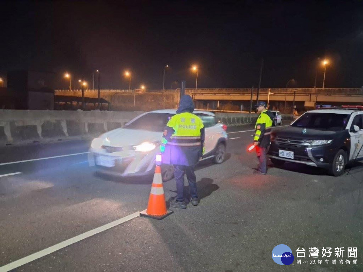 台西分局近期針對夜間改裝噪音車輛進入分局轄區的重點路段實施攔檢／警方提供