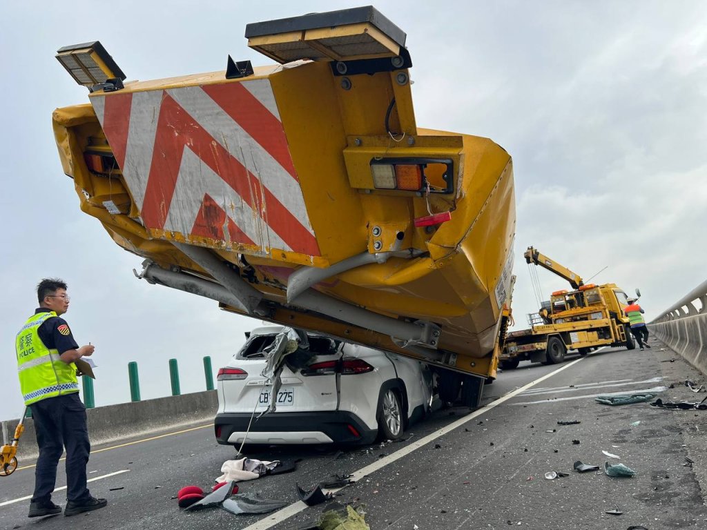 台61西濱奪命追撞!休旅車猛撞工程車 22歲男胸骨碎裂慘死車內