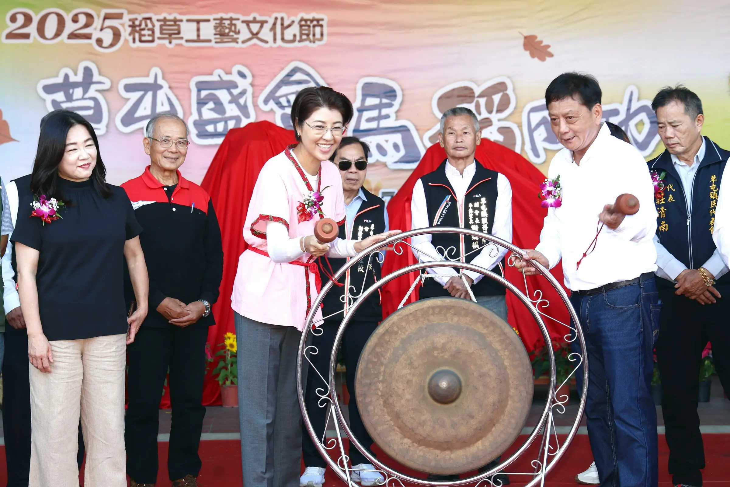 百人扛巨型扁擔巡禮 草屯27年工藝盛典人潮爆滿