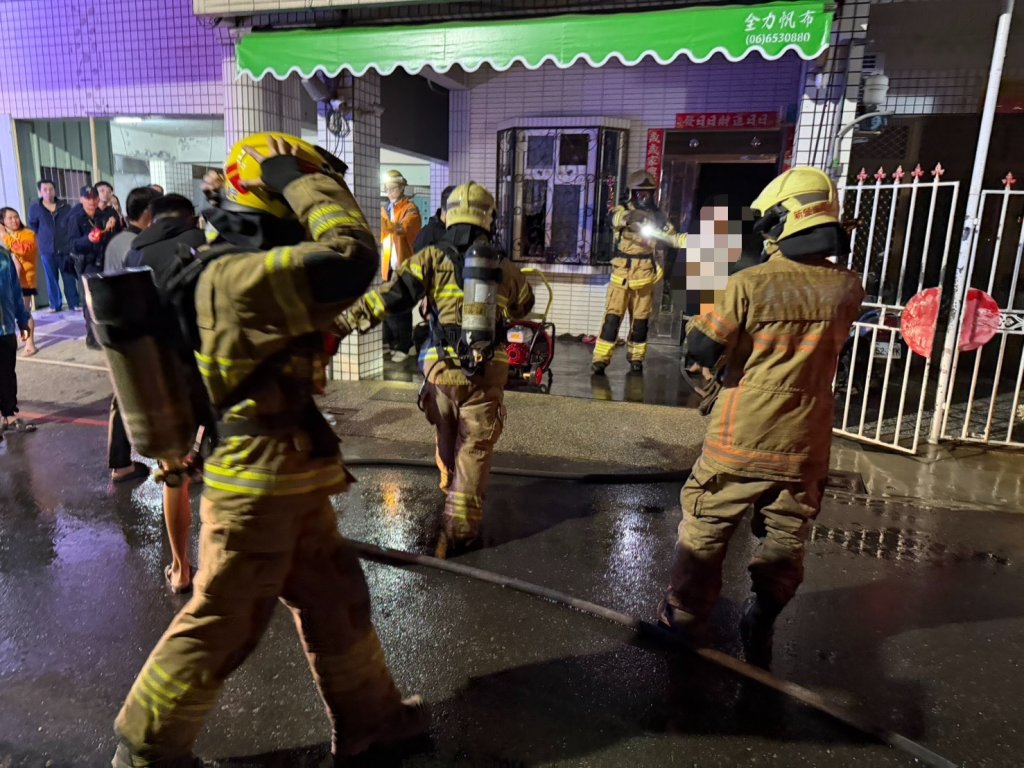 快訊/台南新營民宅深夜火警!濃煙竄出 2童受困獲救