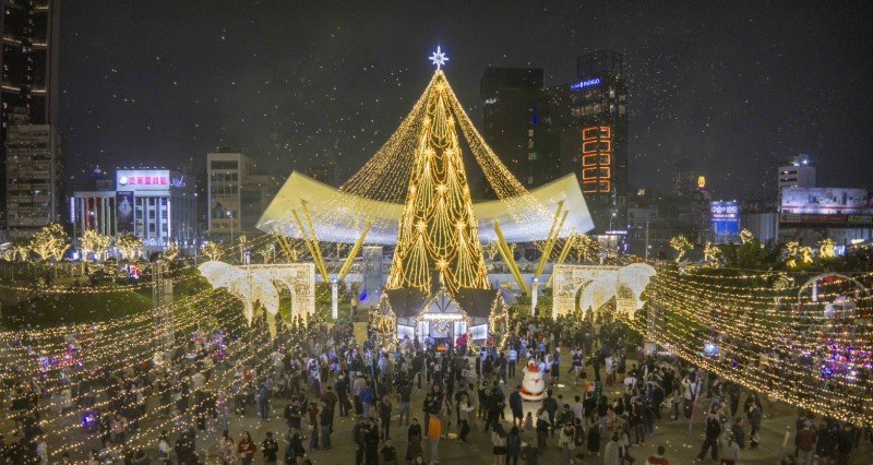 2025高雄聖誕生活節 慶典燈光聚焦中央公園 金曲樂團接力開唱 邀請市民共度聖誕黃金週