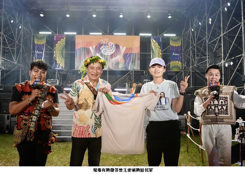 可能是一或多人、瀏海和文字的圖像