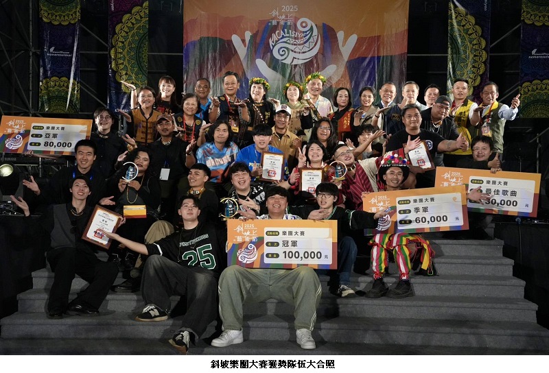 可能是一或多人、人群和文字的圖像