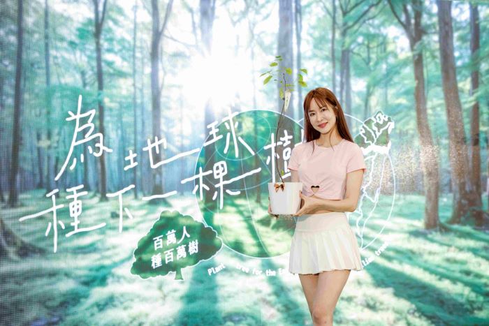 綠色耶誕限定 《為地球種下一棵樹》12/13快閃贈苗 39 《圖說》「耶誕綠意・快閃贈苗」將於+12月13、14日周末府中非常熱區登場。〈農業局提供〉