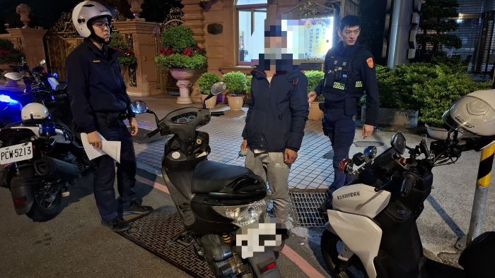 《圖說》海山員警以「唾液毒品快篩」檢出呈陽性，騎士依法逮捕。〈海山分局提供〉
