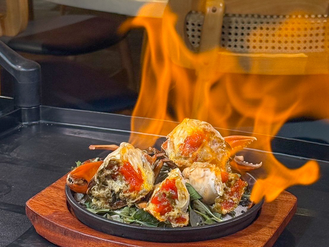 ▲麟粥宮主打養生、暖胃、精緻的餐飲體驗,除了頂級砂鍋粥,也提供多樣美味料理,像是「鹽燒紅蟳」等。(圖/麟粥宮提供)
