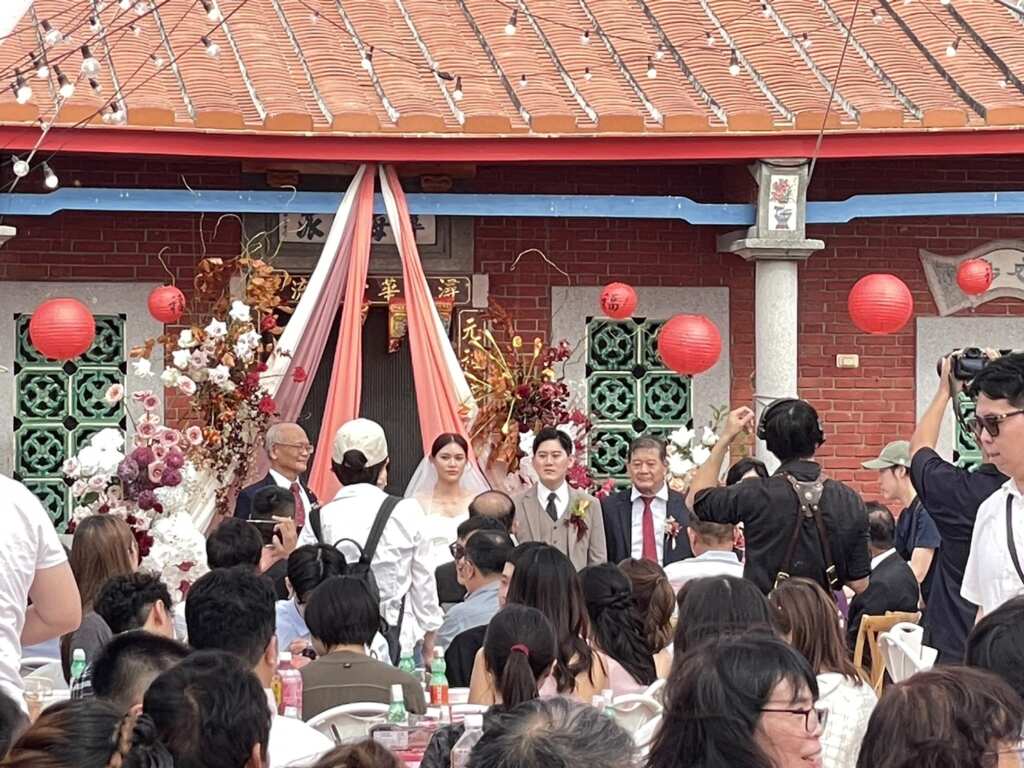 ▲在追求奢華婚宴的時代洪流中，有一對新人選擇轉身擁抱傳統，將於今日那個秋意正濃的週日，在彰化埔鹽鄉廍子村的施家古厝，許下他們最浪漫的誓言。（記者林明佑翻攝）