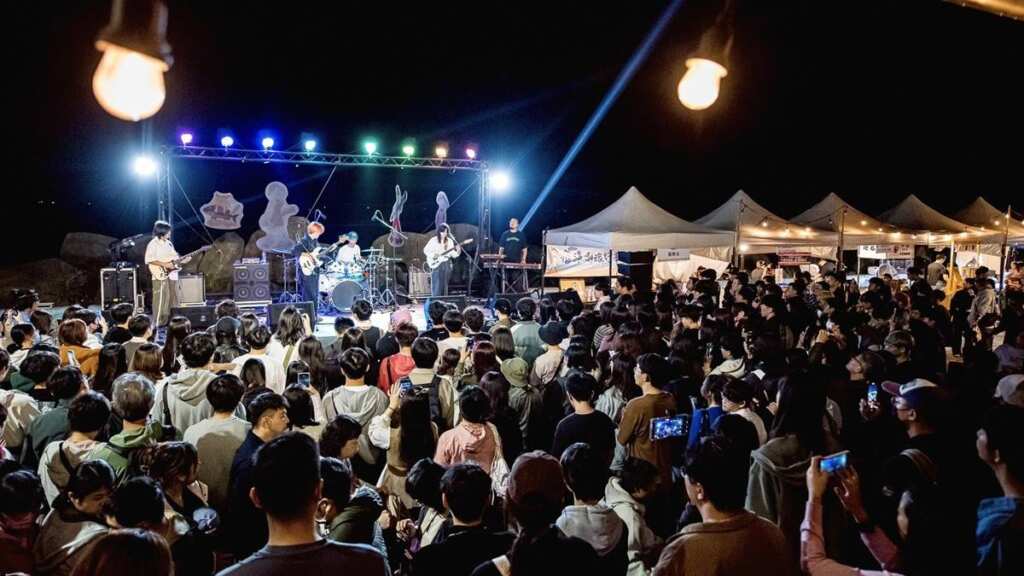 ▲高雄海線潮旅行音樂市集萬人湧入梓官赤崁海濱,海味、人味、音樂味一次滿足。