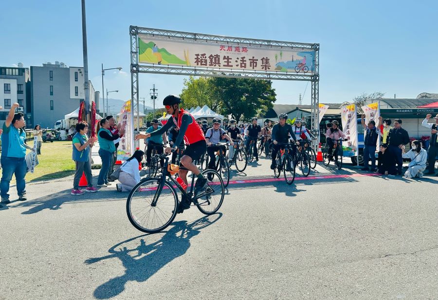 苗栗縣《天后遍路–稻鎮生活市集》11/29舉行「天后遍路一日騎旅」啟程,鼓勵遊客以低碳騎旅方式探訪苗栗山海行旅魅力。(圖/記者林均和攝)