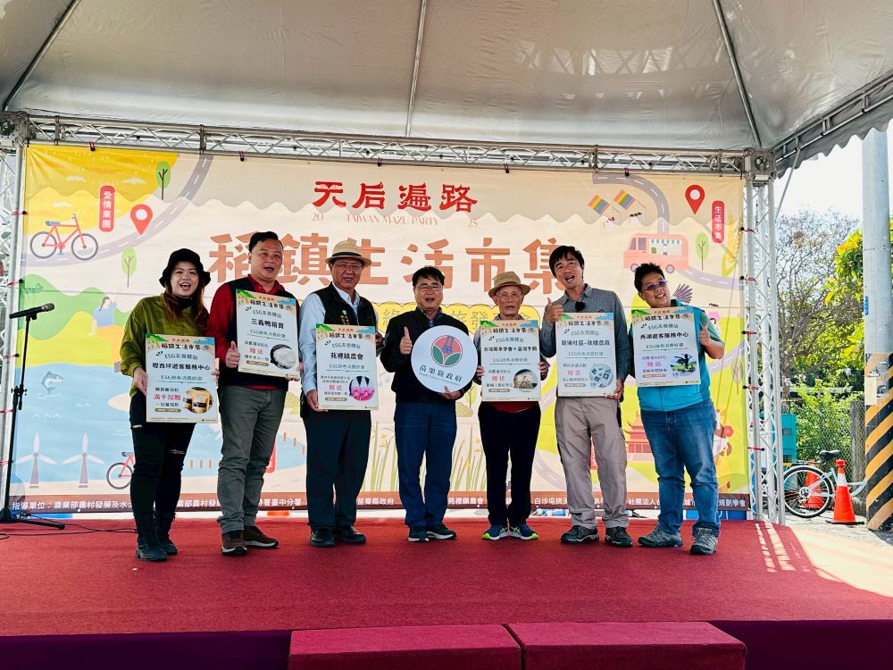 苗栗縣《天后遍路–稻鎮生活市集》11/29舉行開幕活動,縣府農業處副處長蔡政新宣告兩條全新主題遊程,邀參與的業者介紹特色內容。(圖/記者林均和攝)
