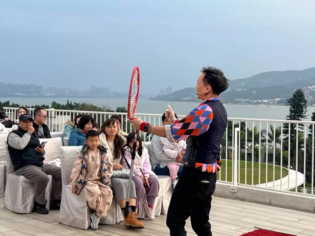 下午時段的「夕景時光派對」,選在視野遼闊的R樓望高樓舉行,讓賓客在淡水夕照下一邊享用飲品與小食,觀賞達人表演。(圖 將捷金鬱金香酒店)