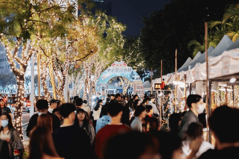 高雄中央公園26公尺聖誕樹點燈 市府邀全台遊客攜家帶眷體驗慶典魅力 211 照片來源:高市府