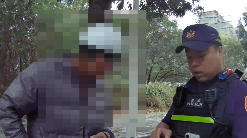 水湳派出所員警路檢違規機車時,發現車輛使用遭註銷之車牌,當場向騎士查證相關資料。(圖/記者林家嘉翻攝)