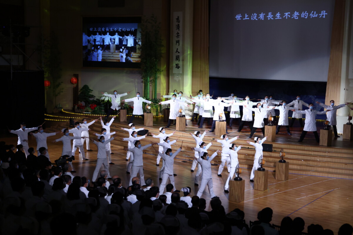 ▲院長簡守信帶領醫護全體演繹《藥師如來十二大願》。
