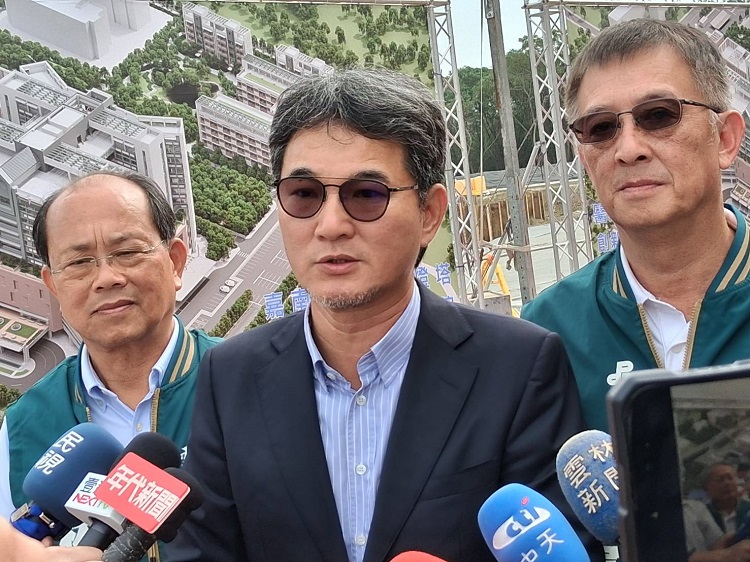 ▲立委劉建國(中)接受媒體訪問表示:民進黨對雲林縣的縣長人選提名還是要尊重黨中央、黨中央的賴主席、會絕對有智慧會選出、找出一位絕對可以帶領雲林全面升級好人才的人選。(記者劉春生攝)