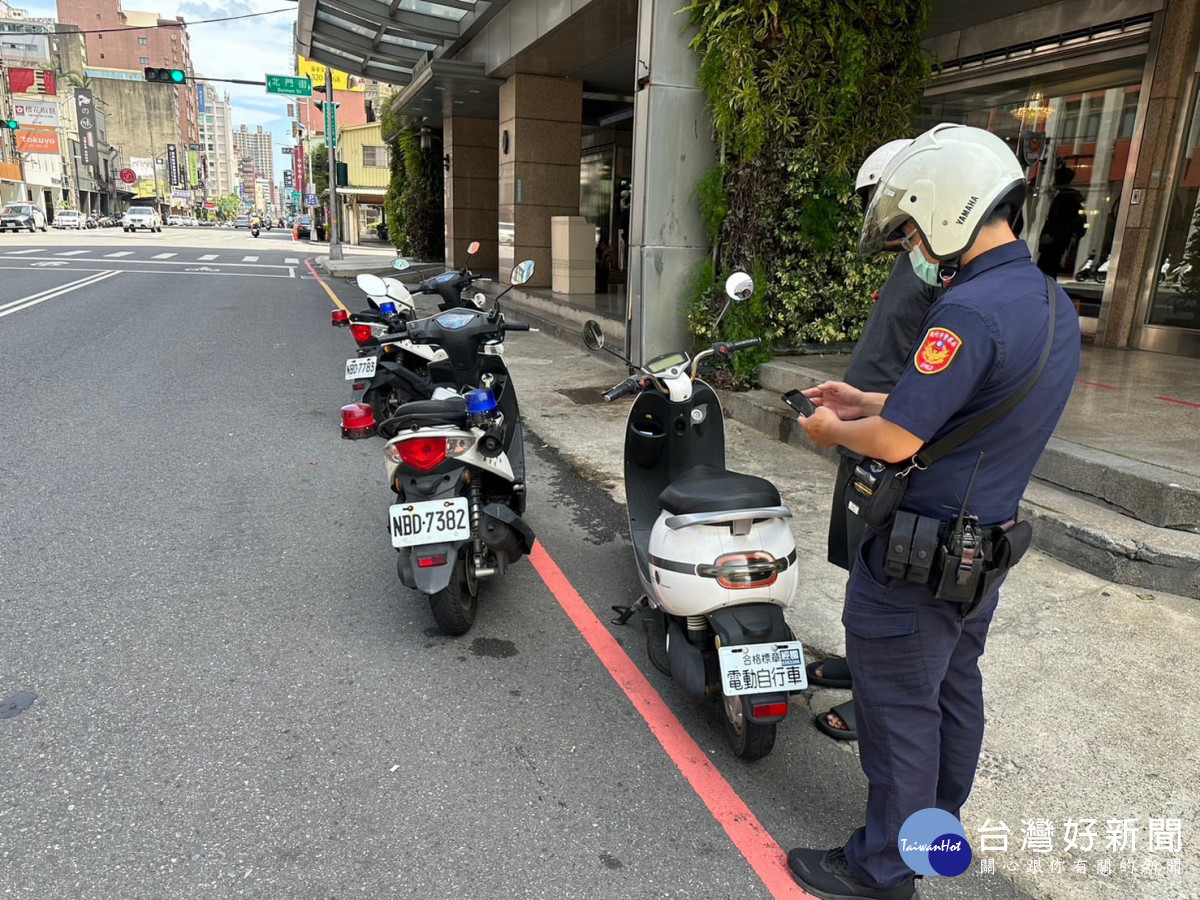 員警取締未依規定懸掛號牌微型電動二輪車。
