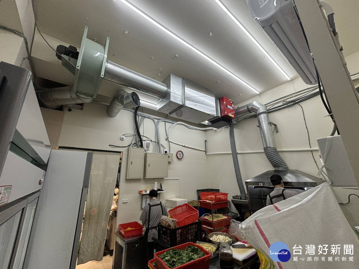 桃園油煙防制裝設率逾七成,環保局、餐飲工會與設備商合作推動食在淨煙再升級。