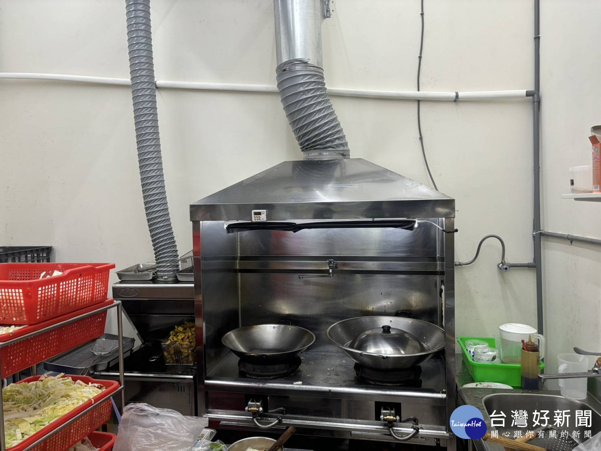 桃園油煙防制裝設率逾七成,環保局、餐飲工會與設備商合作推動食在淨煙再升級。