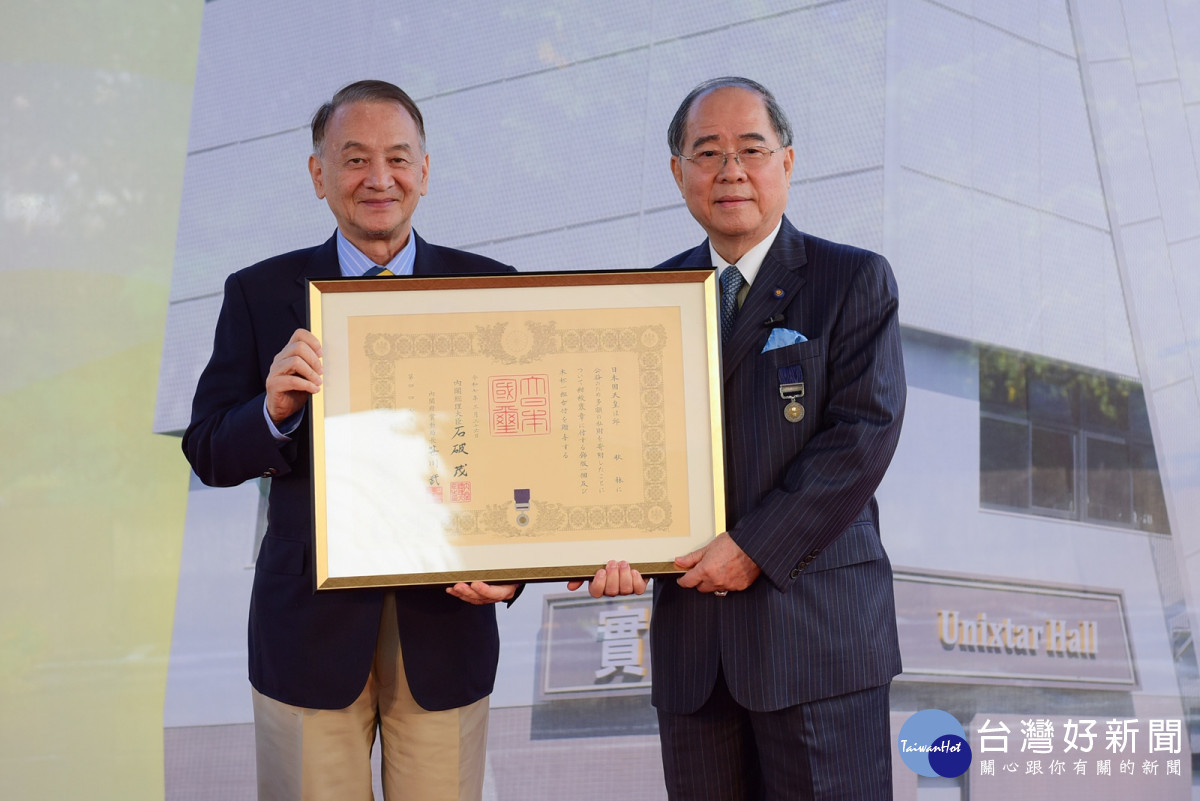 中原大學董事長張光正(左)代頒日本天皇褒狀予邱秋林校友(右),表彰其對教育及社會公益的卓越貢獻。