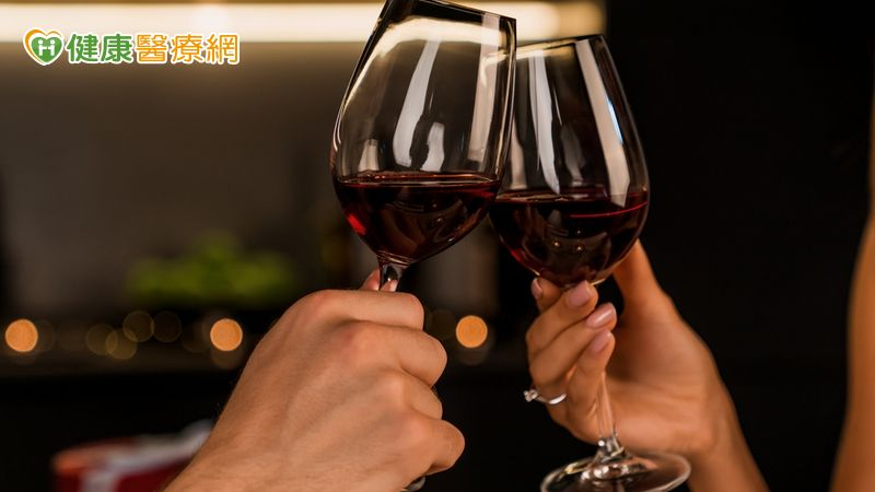 每天小酌一點點沒關係?醫示警:失智風險比你想的高
