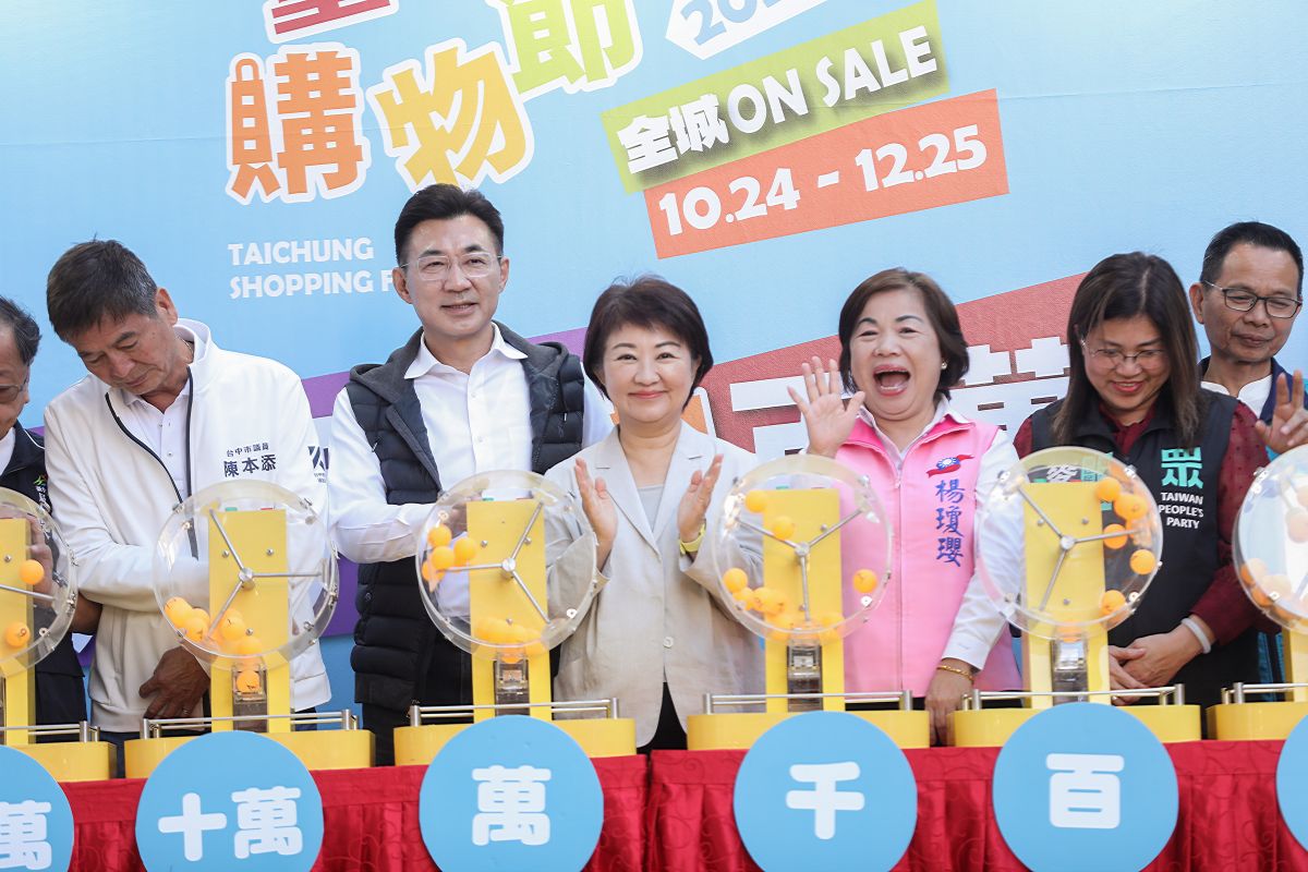 圖/台中購物節月月抽百萬,盧市長現身廟東商圈,親抽3位百萬級幸運兒。(台中市政府經濟發展局 提供)