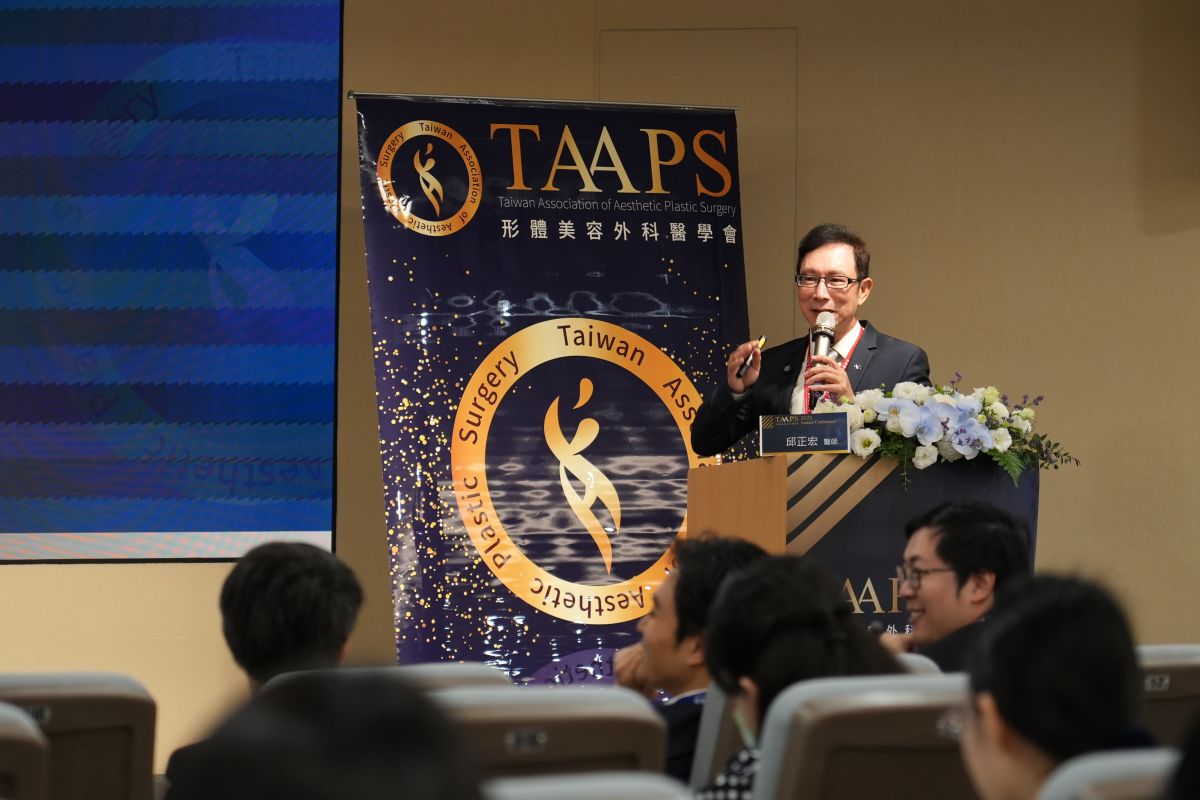 圖/形體美容外科學會理事長醫師邱正宏分享海外醫療觀光的不良事件。(形體美容外科醫學會 提供)