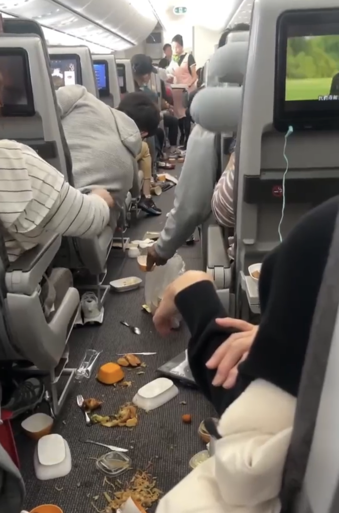 飛澳洲途中變雲霄飛車!亂流餐點「整個飛起來」3空服員送醫