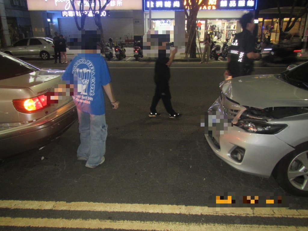 路口一個沒踩住!中山、青年3車追撞-幸好只有車傷沒人傷