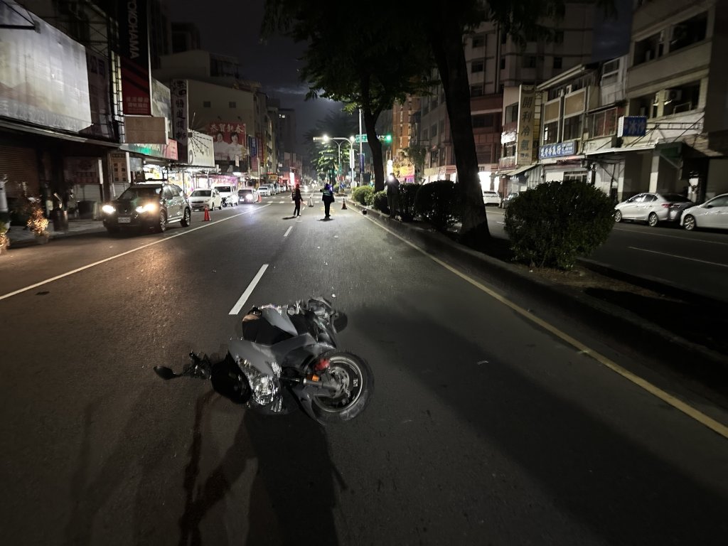 台中死亡車禍!少年無照騎機車載人自撞分隔島 釀1死1傷