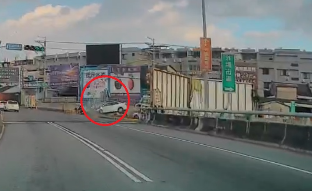 撞擊畫面曝光! 台中車禍拉斷兩根號誌桿