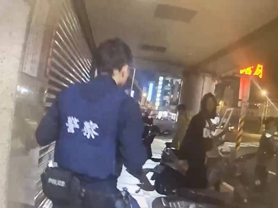 23歲越南籍阮姓男子見到員警臨檢，神色倉皇快步逃離。
