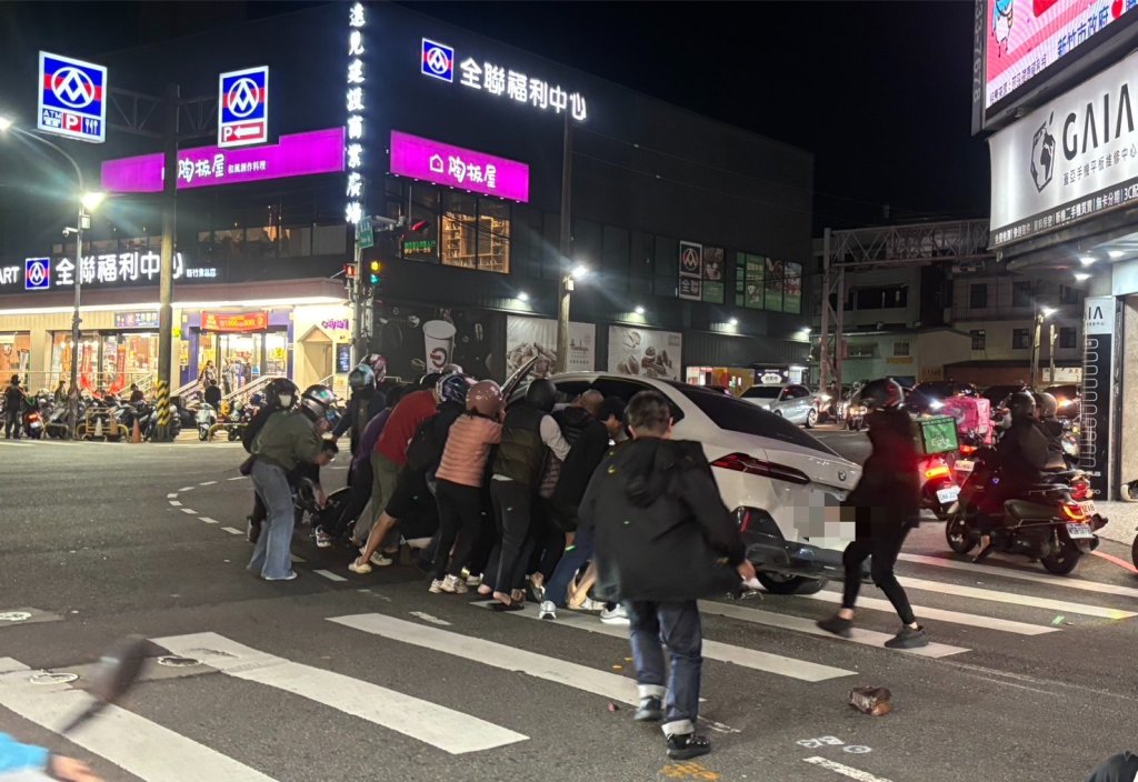 有片/-竹市路口悚撞!-bmw猛撞停等機車-騎士捲車底-眾人急抬車救人