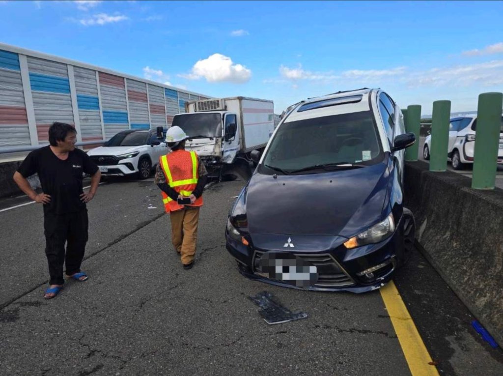 影/台68線排障礙遇橫禍-警車遭貨車追撞側翻-2警送醫幸無大礙