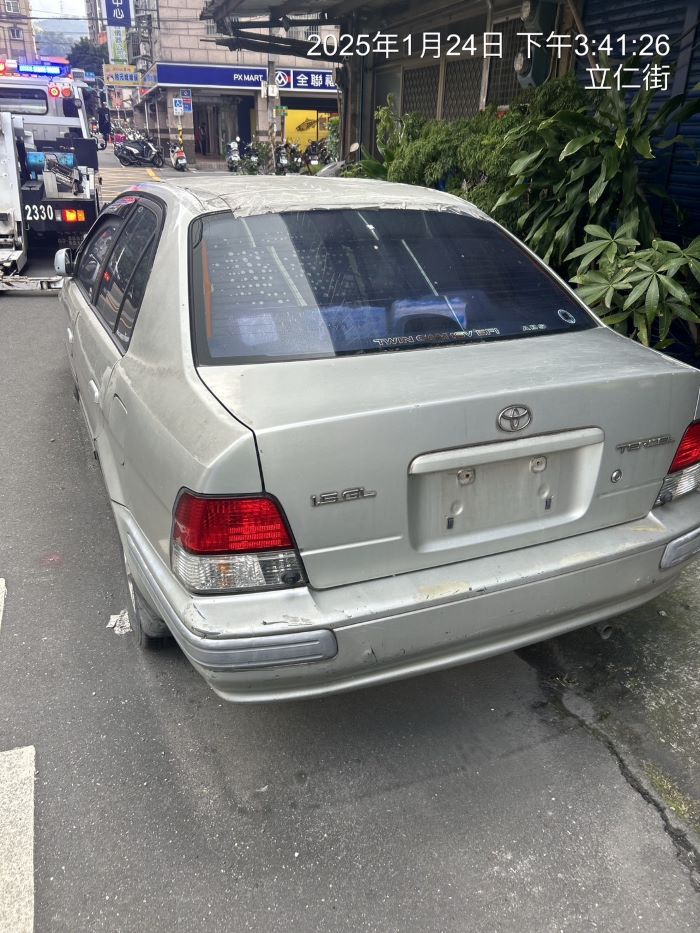 未懸掛牌照車輛停占道路最高罰3萬6千元 39 《圖說》未懸掛牌照停放於道路。〈交通局提供〉