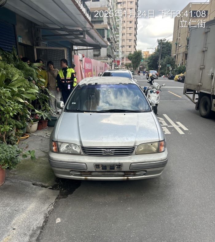 未懸掛牌照車輛停占道路最高罰3萬6千元 40 《圖說》未懸掛牌照停放於道路,違規罰鍰大幅提高至3萬6,000元。〈交通局提供〉