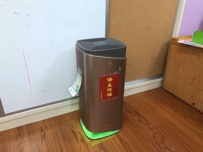 守護幼童健康 新北在地宮廟捐贈高效空氣清淨機 33 《圖說》永和保福宮捐贈清淨機予永和永平國小,展現在地廟宇關懷校園環境之善舉。〈環保局提供〉