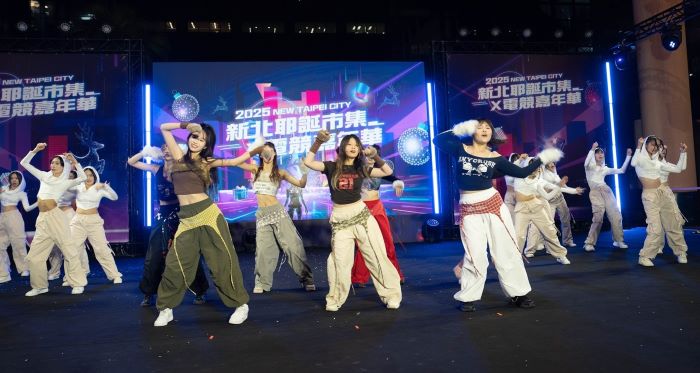人才培育跨域合作 《傳說對決電競女神盃》黎明企鵝奪冠 21 《圖說》今年的女神盃更融入性別友善精神,提供女性選手展現實力的舞台,推動更開放、多元與友善的電子競技環境。〈經發局提供〉