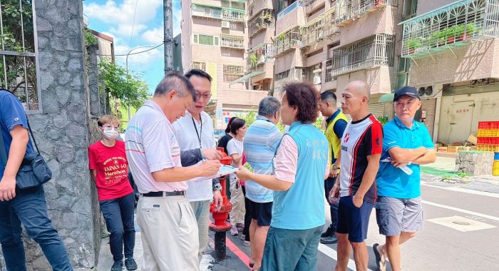 免抽水肥成真! 新北5千萬專案破除「沉痾戶」 24 《圖說》施工團隊與民眾及相關單位會勘,確認污水管線施工及障礙排除方式。〈水利局提供〉