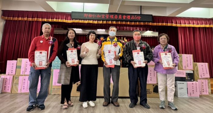 表彰辛勞付出優秀漁民 萬里區漁會歡慶漁民節 16 《圖說》新北市政府農業局劉淑芬副局長〈左三〉頒發萬里區模範漁民獎項並合影。〈漁業處提供〉