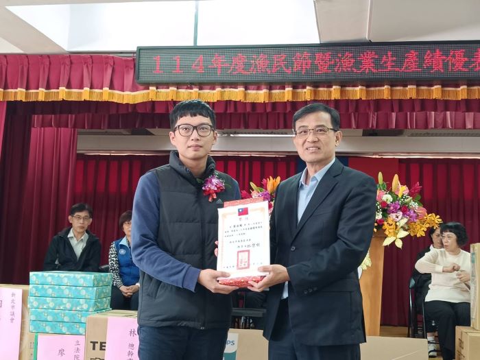 表彰辛勞付出優秀漁民 萬里區漁會歡慶漁民節 17 《圖說》全國優秀漁民蔡岳翰獲頒獎項。〈漁業處提供〉