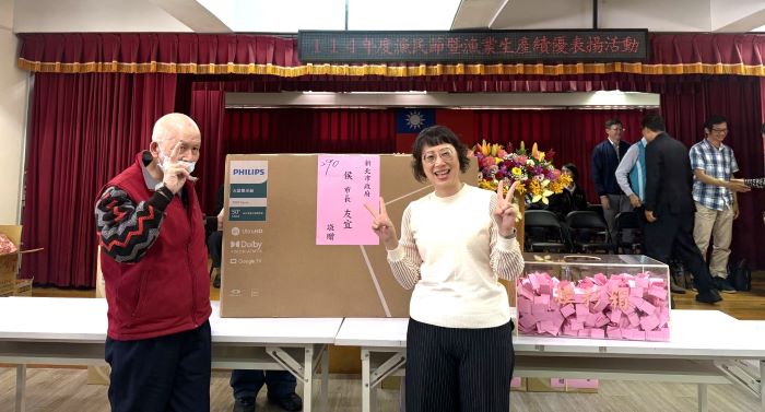 表彰辛勞付出優秀漁民 萬里區漁會歡慶漁民節 18 《圖說》農業局劉淑芬副局長頒發摸彩活動獎項。〈漁業處提供〉