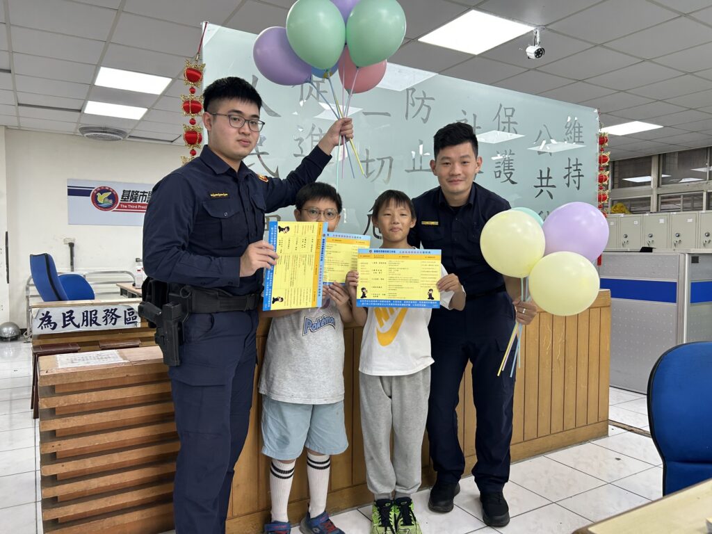 學童手作氣球至百福派出所送暖 警察哥哥們回贈防詐小提醒 20 1764569087731
