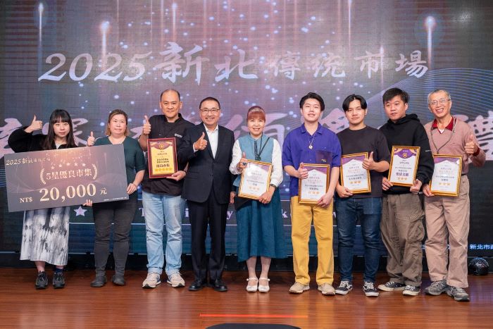 全國第一 新北市場樂活名攤評核4星以上四連霸 30 《圖說》首次獲得五星市集的鶯歌美食廣場,係利用市場閒置空間,打造鶯歌在地磚窯特色文化,引進多元飲食文化,形塑具質感的現代化食旅空間,獲得評審青睞。〈市場處提供〉